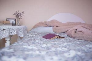 Gemütliches Bett mit Decke ist ein Tipp gegen Schlafstörungen