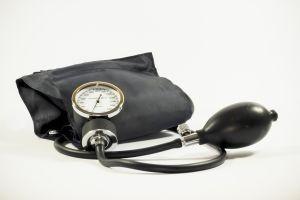 Blutdruckmessgerät. Bluthochdruck (Hypertonie) kann zu dauerhaften Schäden in wichtigen Organen führen.