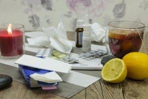Tabletten, Taschentücher, Tee, Zitronen. Eine Erkältung mit Fieber kann sehr anstrengend sein. Homöopathie kann unterstützen.