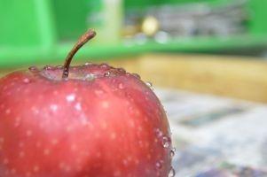 Apfel mit Wassertropfen. Eine gesunde Ernährung kann einem Bluthochdruck (Hypertonie) vorbeugen.