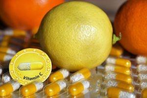 Zitrusfrüchte und Vitamin C Kapseln. Beides ist wichtig für eine ausreichende Versorgung mit Mikronährstoffen