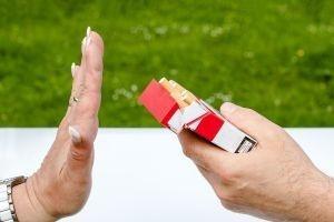 Zigarettenschachtel wird abgelehnt, dank einer Rauchentwöhnung mit Hypnose
