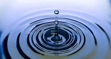 Ein Wassertropfen, der in einen See tropft symbolisiert die Entspannung bei einer Hypnose und Hypnosetherapie. Ein Wassertropfen, der in einen See tropft symbolisiert die Entspannung bei einer Hypnose und Hypnosetherapie.