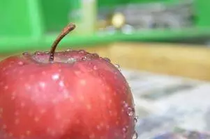 Apfel mit Wassertropfen. Eine gesunde Ernährung kann einem Bluthochdruck (Hypertonie) vorbeugen.